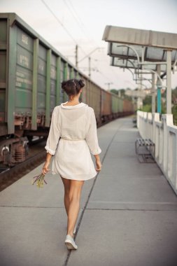 genç kadın birini bekliyor