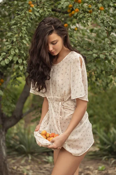 Superbe beauté brune sexy dans le jardin sur la nature en plein air . — Photo