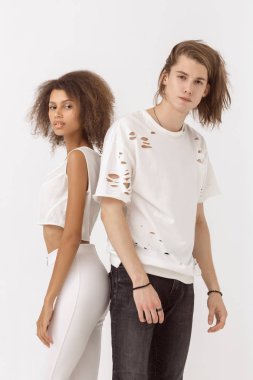 Moda kız ve adam studio poz outlet giyim