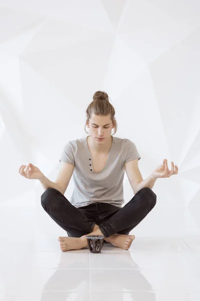 Jovem meditando em posição de lótus — Fotografia de Stock