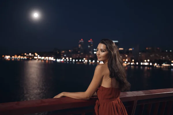 Jeune femme élégante debout sur les ligatures de l'arrière-plan de la ville de nuit. Liberté et fille dans l'amour concept — Photo