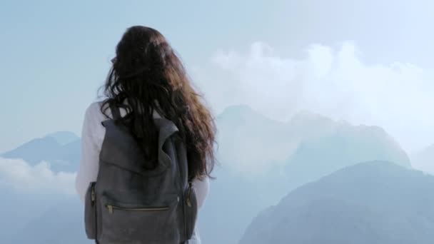 Krásná mladá turistická dívka s batohem v horách — Stock video