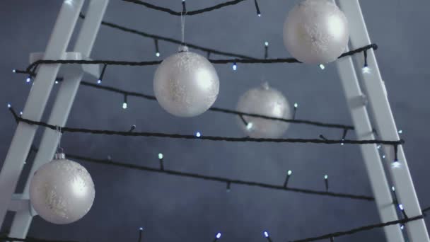Stepladder dihiasi dengan karangan bunga, dekorasi pohon Natal . — Stok Video