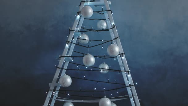 Trapladder versierd met garland, kerstboom decoraties. — Stockvideo