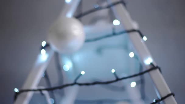 脚立は クリスマス ツリーの装飾 Agaist アート ブルー グランジ背景で飾られました 建設サービスの修復作業やクリスマス季節セール期間中に新年のお祝い — ストック動画