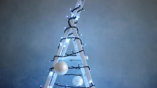 クリスマス ツリーの飾り、花輪で飾られた脚立. — ストック動画