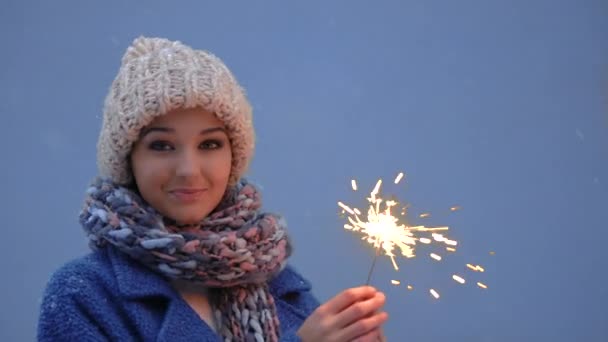 冬天的年轻妇女画像与燃烧的火光 . — 图库视频影像