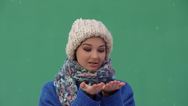 Gelukkig Vrouwen Geconfronteerd Met Camera Tijdens Wintervakantie Buiten Sneeuw Vallen — Stockvideo