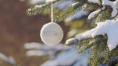 Bir parkta el yapımı oyuncak ile güzel Noel ağacı