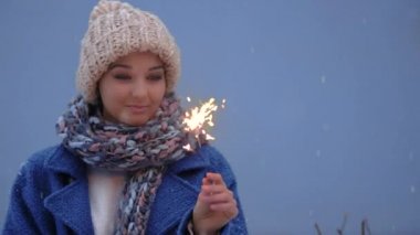 Ateşin ışığı yanan ile kış genç kadın portre .