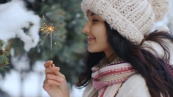 Retrato de mujer joven de invierno con fuego ardiente  . — Vídeo de stock