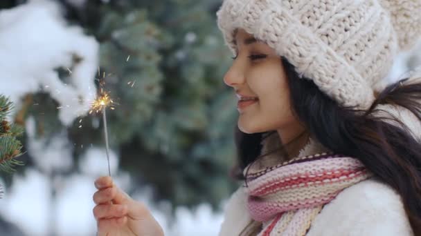 Zimní mladá žena portrét s hořící ohně . — Stock video