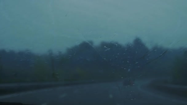 Limpadores de carro estão removendo a chuva — Vídeo de Stock