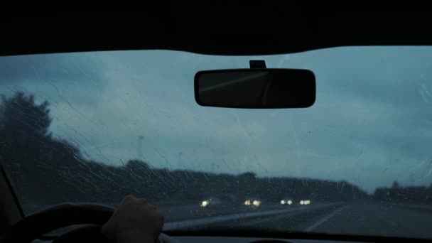 Bil vindrutetorkare tar bort regn — Stockvideo
