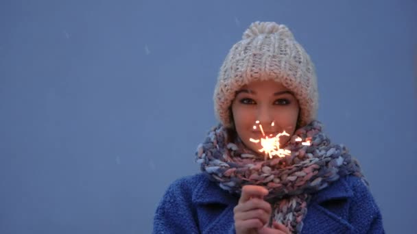 Inverno giovane donna ritratto con fuoco ardente  . — Video Stock