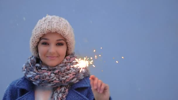 Inverno giovane donna ritratto con fuoco ardente  . — Video Stock