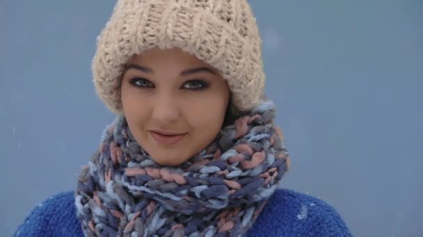 Зимний портрет молодой женщины . — стоковое видео