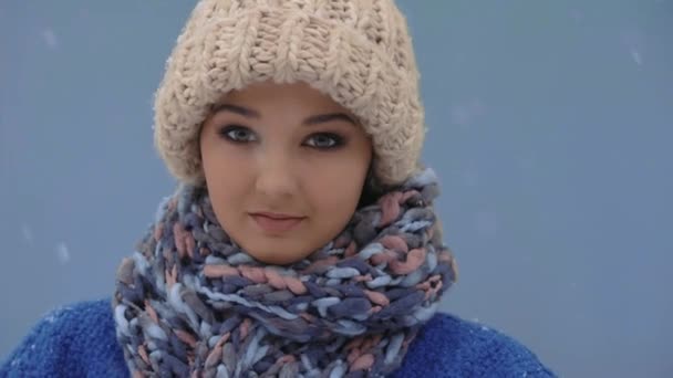 Portret młodej kobiety zima. — Wideo stockowe