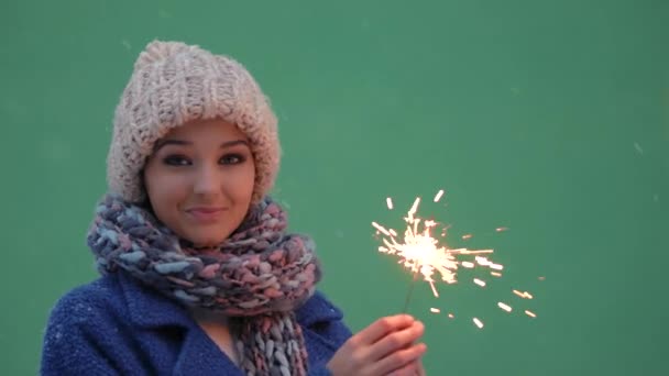 Retrato de mujer joven de invierno con fuego ardiente  . — Vídeos de Stock