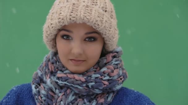 Kış genç kadın portre. — Stok video
