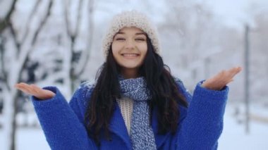 Mutlu gülümseyen kadın kar hava eğleniyor. Kıza ağaçtan düşen kar. Kar tanesi ağır çekim 4k uhd görüntüleri içinde. Noel, yeni yıl kış tatil kavramı. Muhteşem karışık yarış Asya