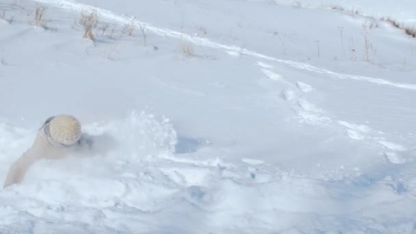 Femme descendant une colline escarpée sur un traîneau . — Video