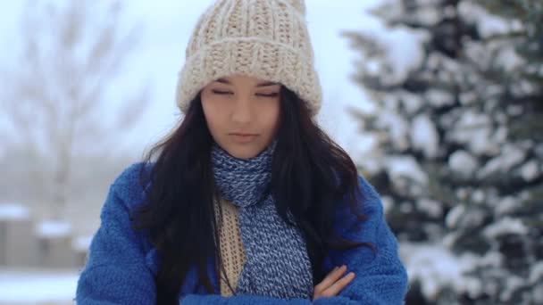 Злий серйозний зимовий портрет жінки — стокове відео