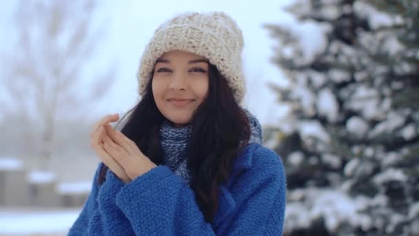 Jeune femme souriante portrait d'hiver — Video