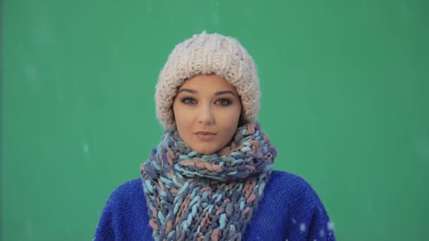 Mujer de invierno retrato al aire libre. Nieve cayendo en cámara súper lenta 180fps HD material de archivo . — Vídeos de Stock