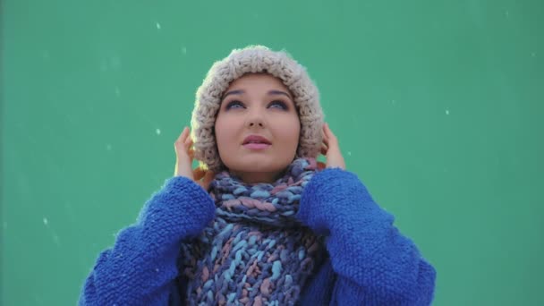 Feliz retrato de mujer de invierno al aire libre. Nieve cayendo en cámara súper lenta 180fps HD material de archivo . — Vídeos de Stock