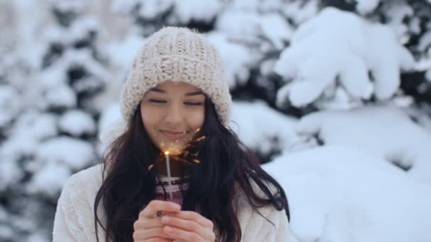Vinter ung kvinna porträtt med brinnande Eldskenet . — Stockvideo