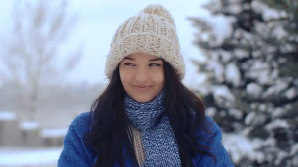 Jonge lachende vrouw winter portret — Stockvideo