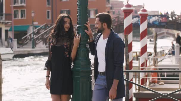 Romantikus pár Velencében, Olaszország — Stock videók