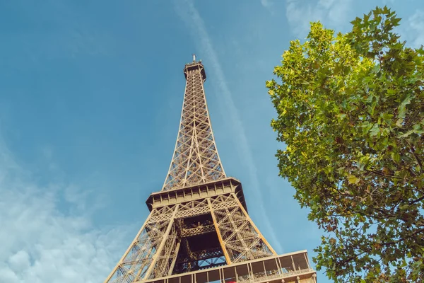 Eiffelova věž v Paříži. — Stock fotografie