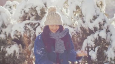 Kartopu, atma kış kadın tatil sırasında dışarıda eğleniyor.