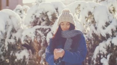 Kadın kamera isabet kartopu atar. Yavaş hareket 4k hogh kalite keskin görüntüleri.