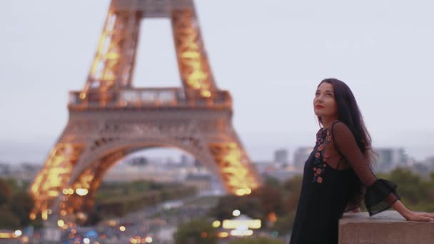 Parijse vrouw bij de Eiffeltoren in Parijs, Frankrijk. — Stockvideo