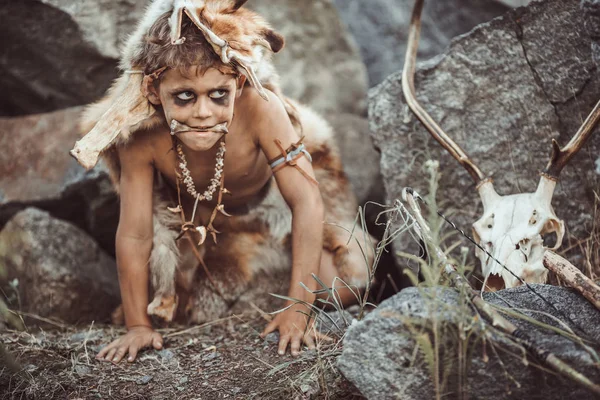 Jaskiniowiec, męski chłopiec polowanie na zewnątrz. Portret starożytny wojownik. — Zdjęcie stockowe