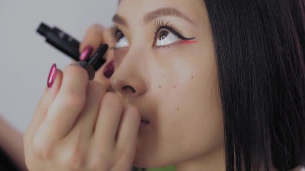 Maquillaje Profesional Salón Belleza Maestro Hace Profesional Creativo Maquillaje Hermoso — Vídeo de stock