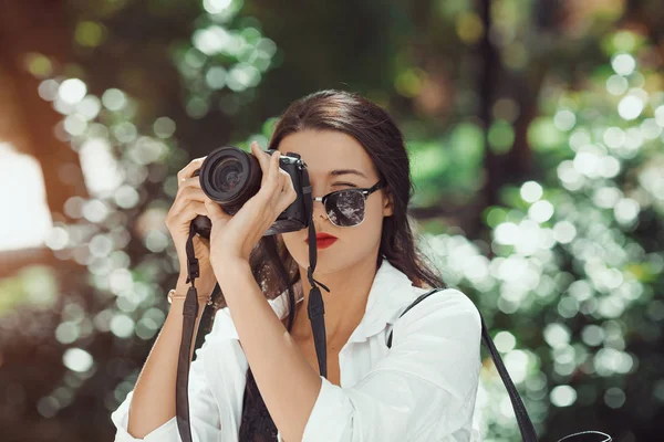 デジタル カメラによる屋外写真を撮る美しいブルネットの女性 — ストック写真