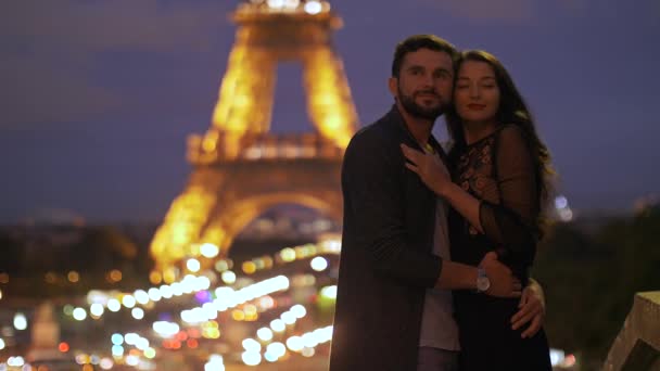 FRANÇA, PARIS - PTU 2, 2017: Casal romântico apaixonado em Paris na Torre Eiffel à noite . — Vídeo de Stock