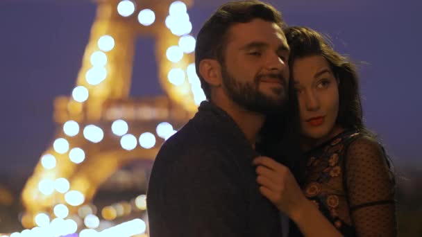 FRANCIA, PARIGI - 2 OTTOBRE 2017: Coppia romantica innamorata a Parigi alla Torre Eiffel di notte . — Video Stock