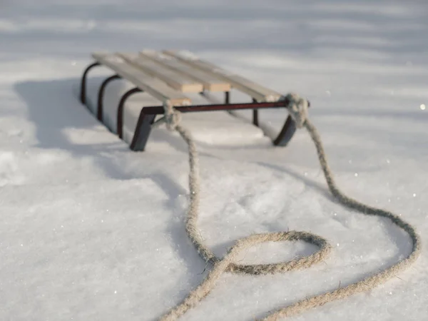 雪、冬の休日のそり. — ストック写真