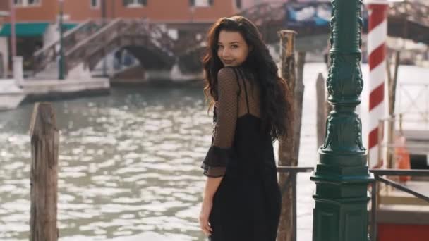 Mujer Turista Romántica Pie Muelle Contra Hermosa Vista Chanal Veneciano — Vídeos de Stock