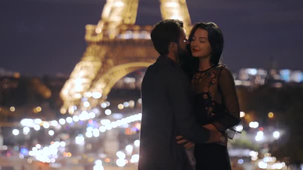 FRANCE, PARIS - OCT 2, 2017: Romantic Couple in love in Paris at Eiffel Tower in Night. — Stock Video