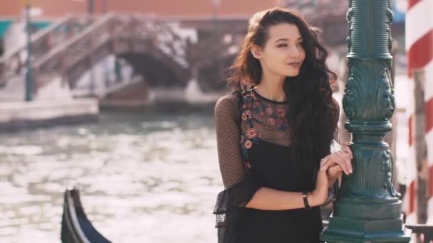 Romantique touriste femme sur jetée contre belle vue sur chanal vénitien à Venise, Italie . — Video