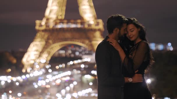 FRANCIA, PARIGI - 2 OTTOBRE 2017: Coppia romantica innamorata a Parigi alla Torre Eiffel di notte . — Video Stock