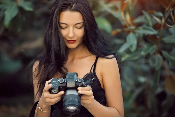 Gyönyörű barna nő kültéri digitális fényképezőgép — Stock Fotó