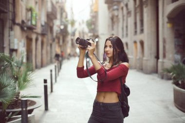 Dijital fotoğraf makinesi tarafından şehir sokakta açık fotoğraf çekimi güzel turist kadın
