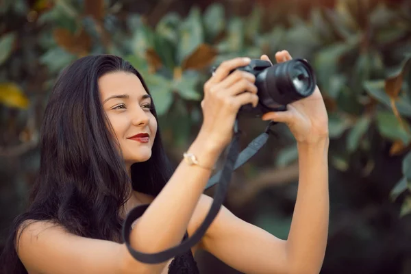 Ελκυστική Γυναίκα Φωτογράφος Λήψη Εικόνων Dslr Κάμερα Εξωτερικούς Χώρους Πάρκο — Φωτογραφία Αρχείου